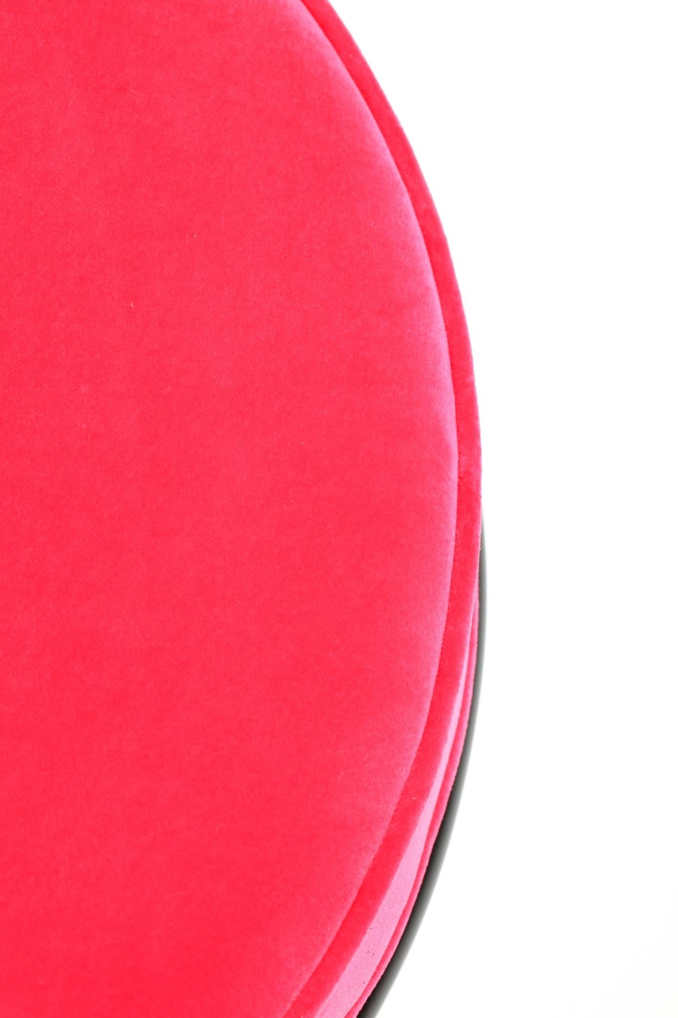 Nord-américain Paire de tabourets du milieu du siècle dernier avec sièges en velours rose Schiaparelli et sabots en laiton en vente