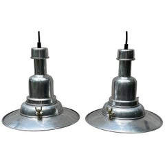 Coppia di luci a sospensione in alluminio industriale Streamline della metà del secolo scorso