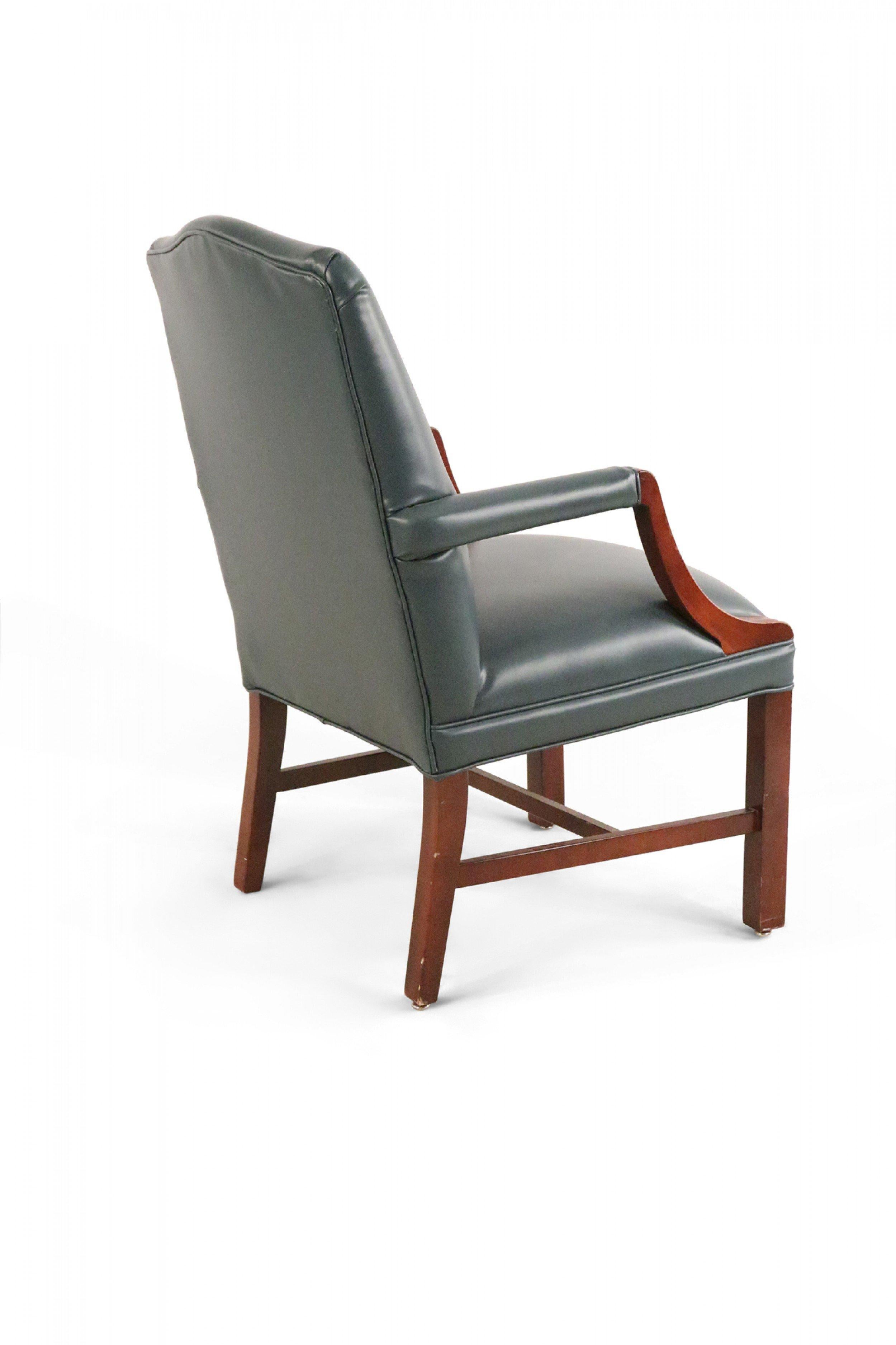 Pärchen Büro-/Konferenzsessel im Mid-Century-Stil aus blauem Lederimitat mit Holzrahmen und Messingnägeln in der Polsterung. (PREIS FÜR EIN PÄRCHEN) (Ähnliche Artikel: 062647-062649)