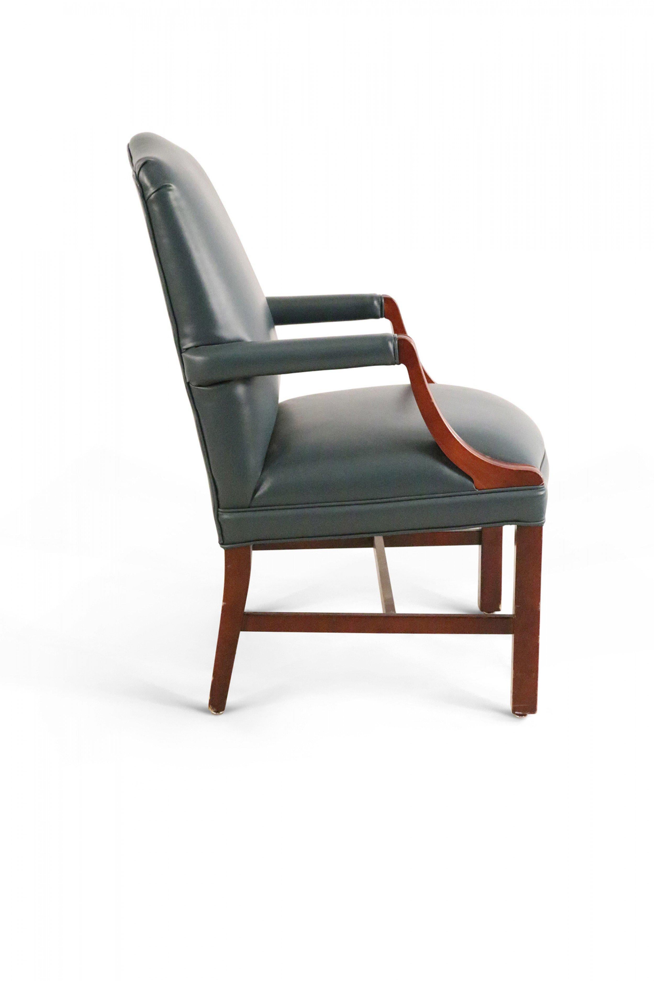 Paar blaue Kunstleder- und Holz-Bürosessel im Mid-Century-Stil (Georgian) im Angebot