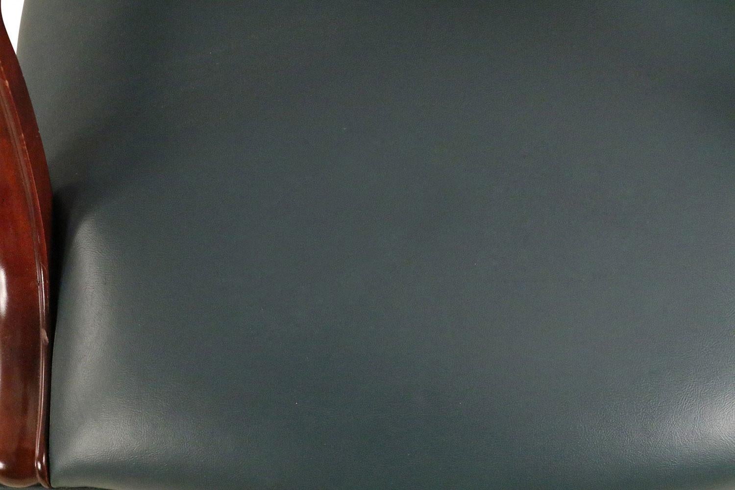 Paar blaue Kunstleder- und Holz-Bürosessel im Mid-Century-Stil im Angebot 1