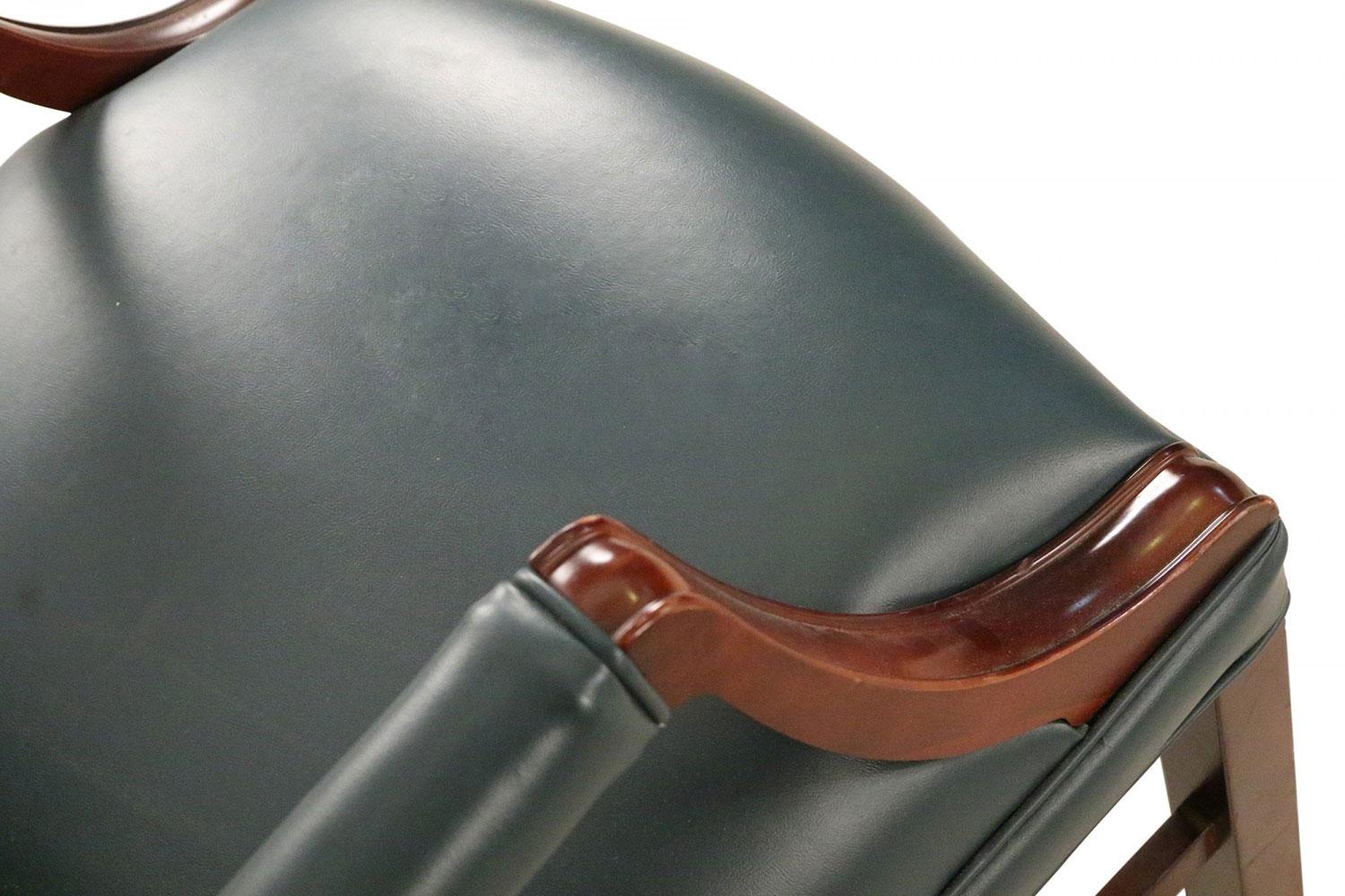 Paar blaue Kunstleder- und Holz-Bürosessel im Mid-Century-Stil im Angebot 2