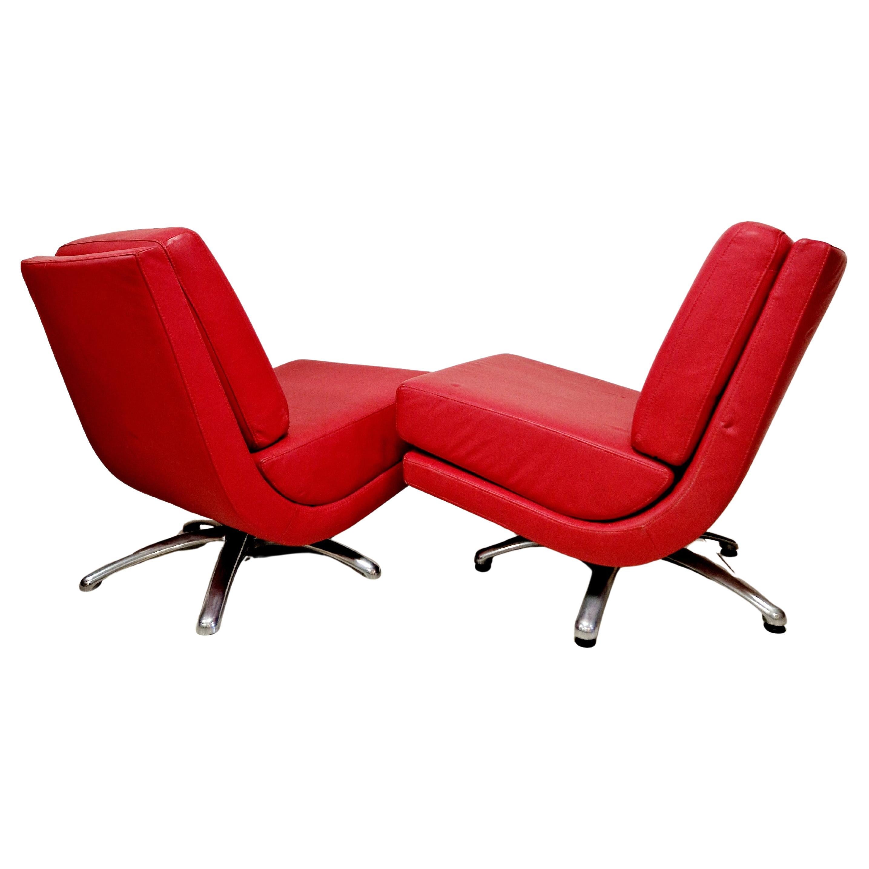 Eleva tu salón con este par de sillas giratorias Breeze, modernas de mediados de siglo, de Fjords. Fabricadas en Noruega, estas sillas presentan una impresionante tapicería de piel roja y una elegante estructura cromada que añade un toque de