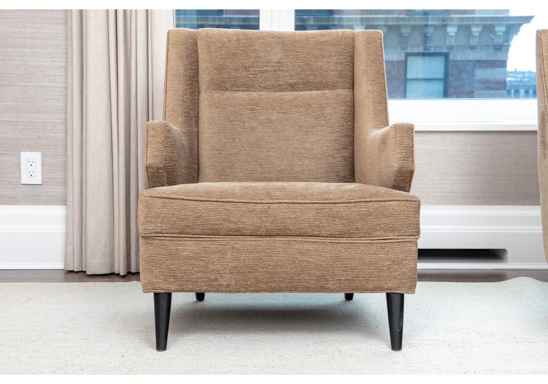 Paire de fauteuils club de style mi-siècle avec ottoman assorti en vente 4