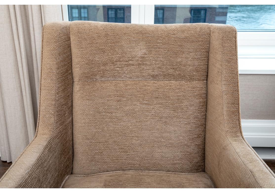 Paire de fauteuils club de style mi-siècle avec ottoman assorti en vente 5