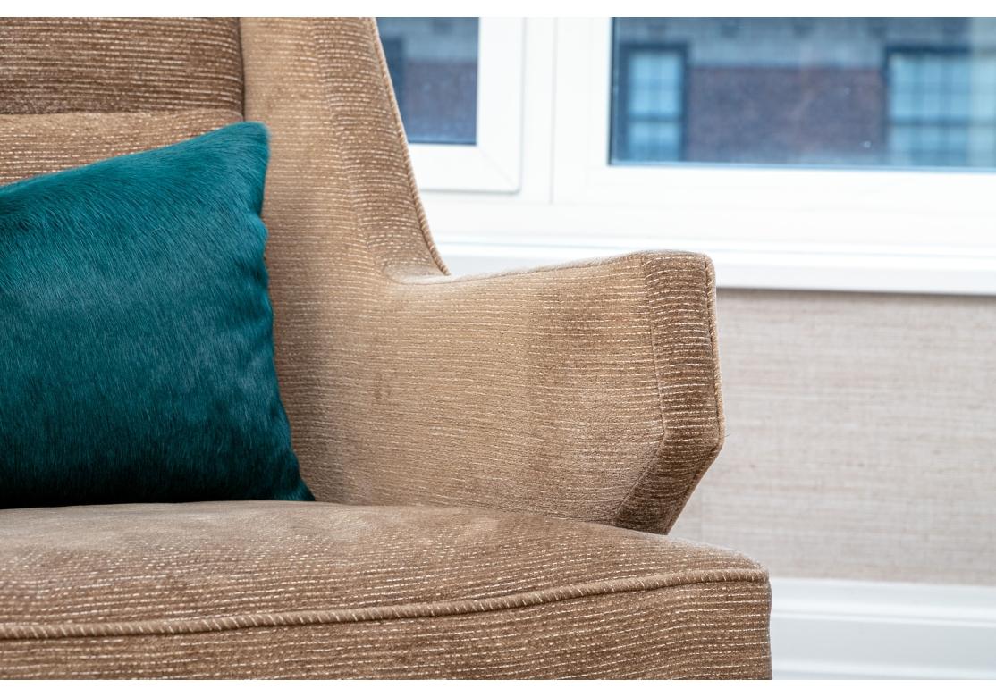 Paire de fauteuils club de style mi-siècle avec ottoman assorti en vente 6