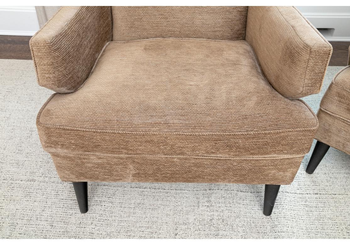 Paire de fauteuils club de style mi-siècle avec ottoman assorti en vente 7