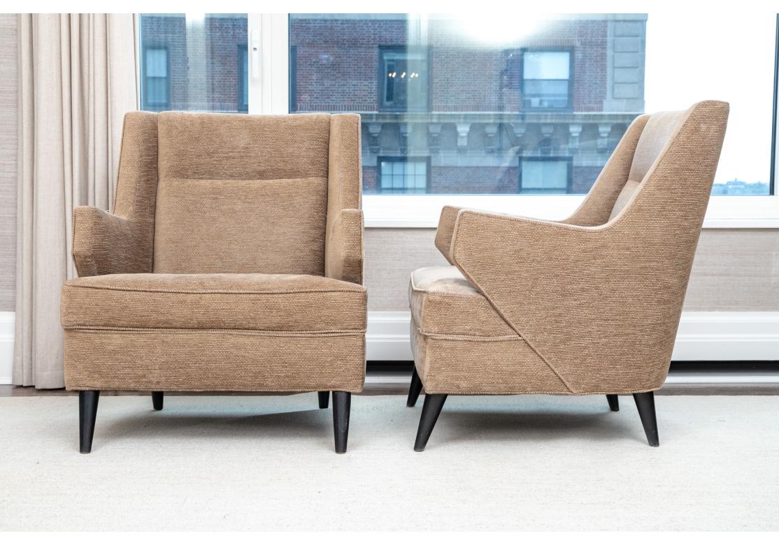 Paire de fauteuils club de style mi-siècle avec ottoman assorti en vente 8