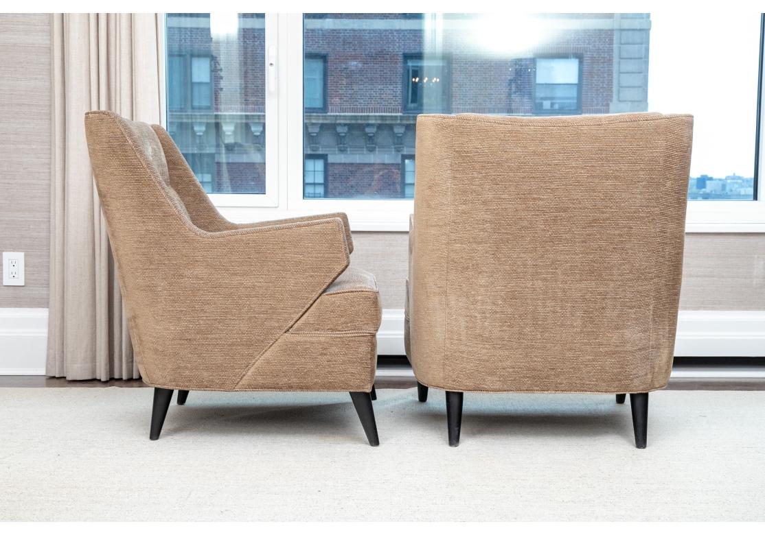 Paire de fauteuils club de style mi-siècle avec ottoman assorti en vente 10