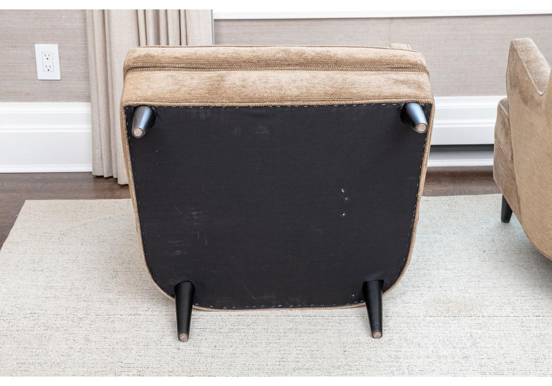 Paire de fauteuils club de style mi-siècle avec ottoman assorti en vente 11