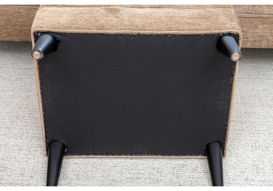 Mid-Century Modern Paire de fauteuils club de style mi-siècle avec ottoman assorti en vente