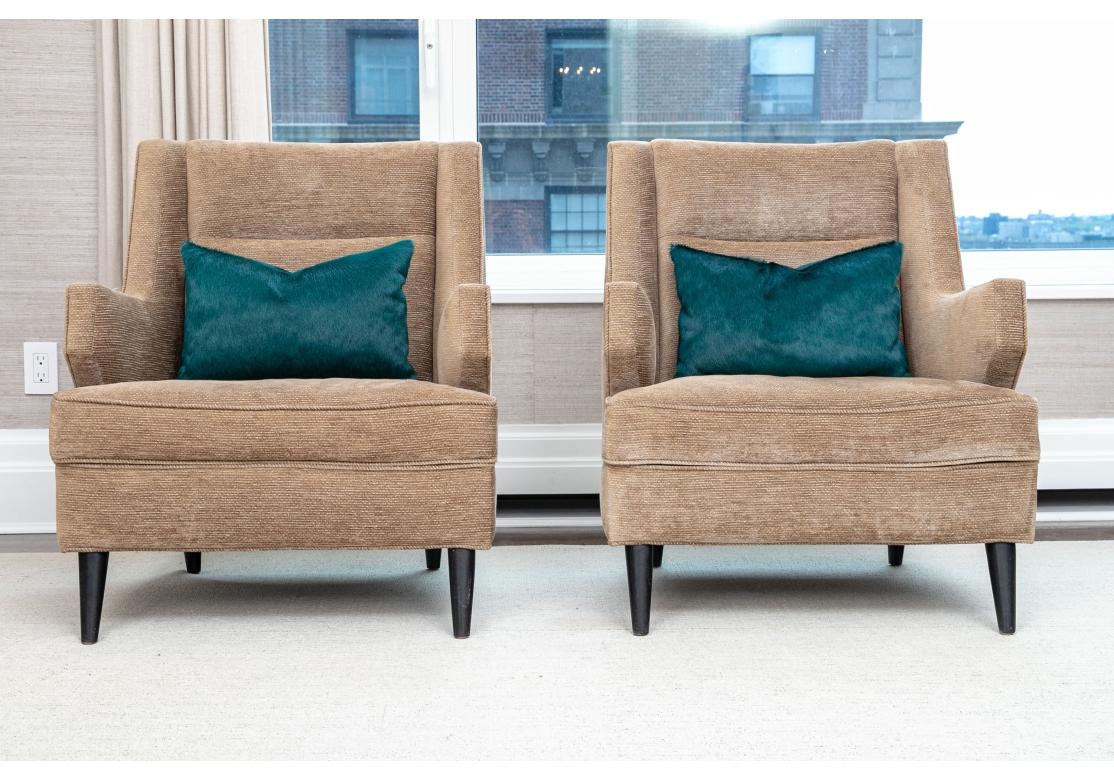Paire de fauteuils club de style mi-siècle avec ottoman assorti État moyen - En vente à Bridgeport, CT