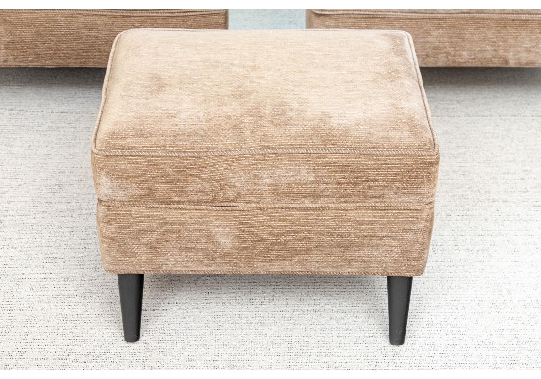 XXIe siècle et contemporain Paire de fauteuils club de style mi-siècle avec ottoman assorti en vente