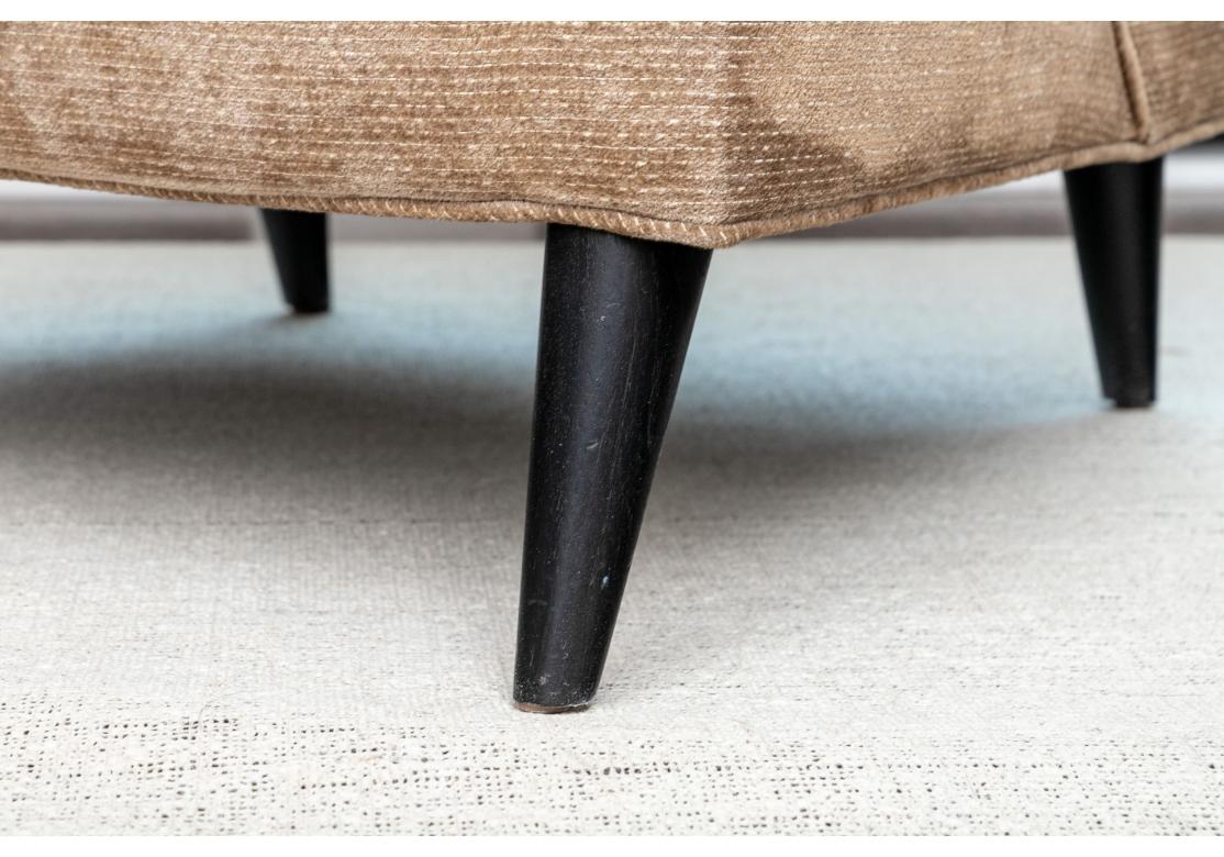 Tissu Paire de fauteuils club de style mi-siècle avec ottoman assorti en vente
