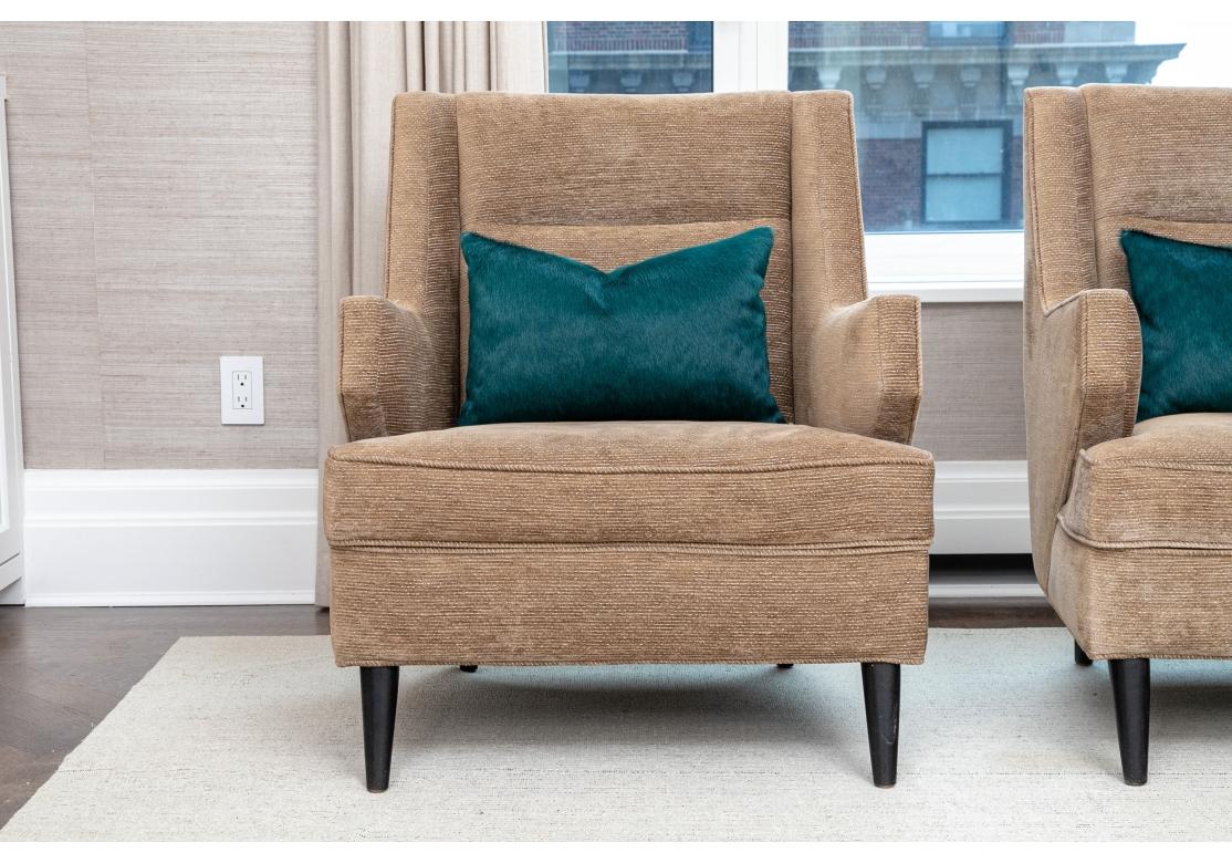 Paire de fauteuils club de style mi-siècle avec ottoman assorti en vente 2