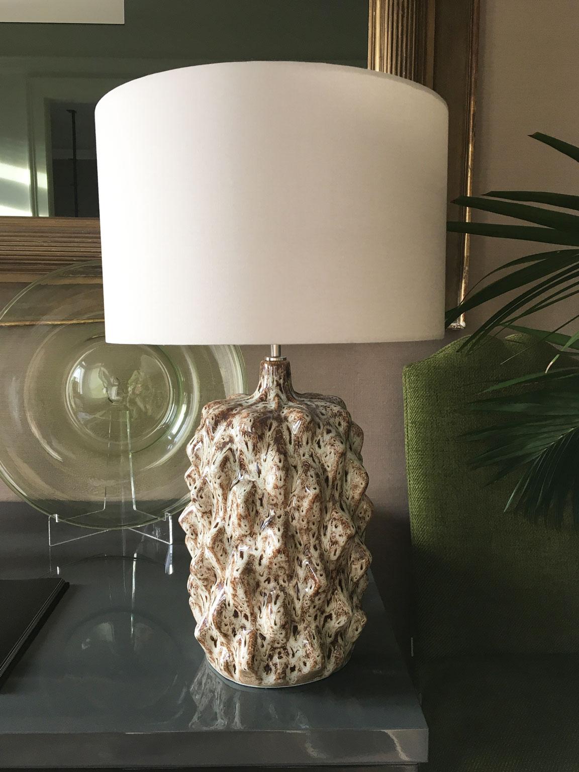 Mid-Century moderno Coppia di lampade da tavolo in ceramica smaltata verde in stile metà secolo in vendita