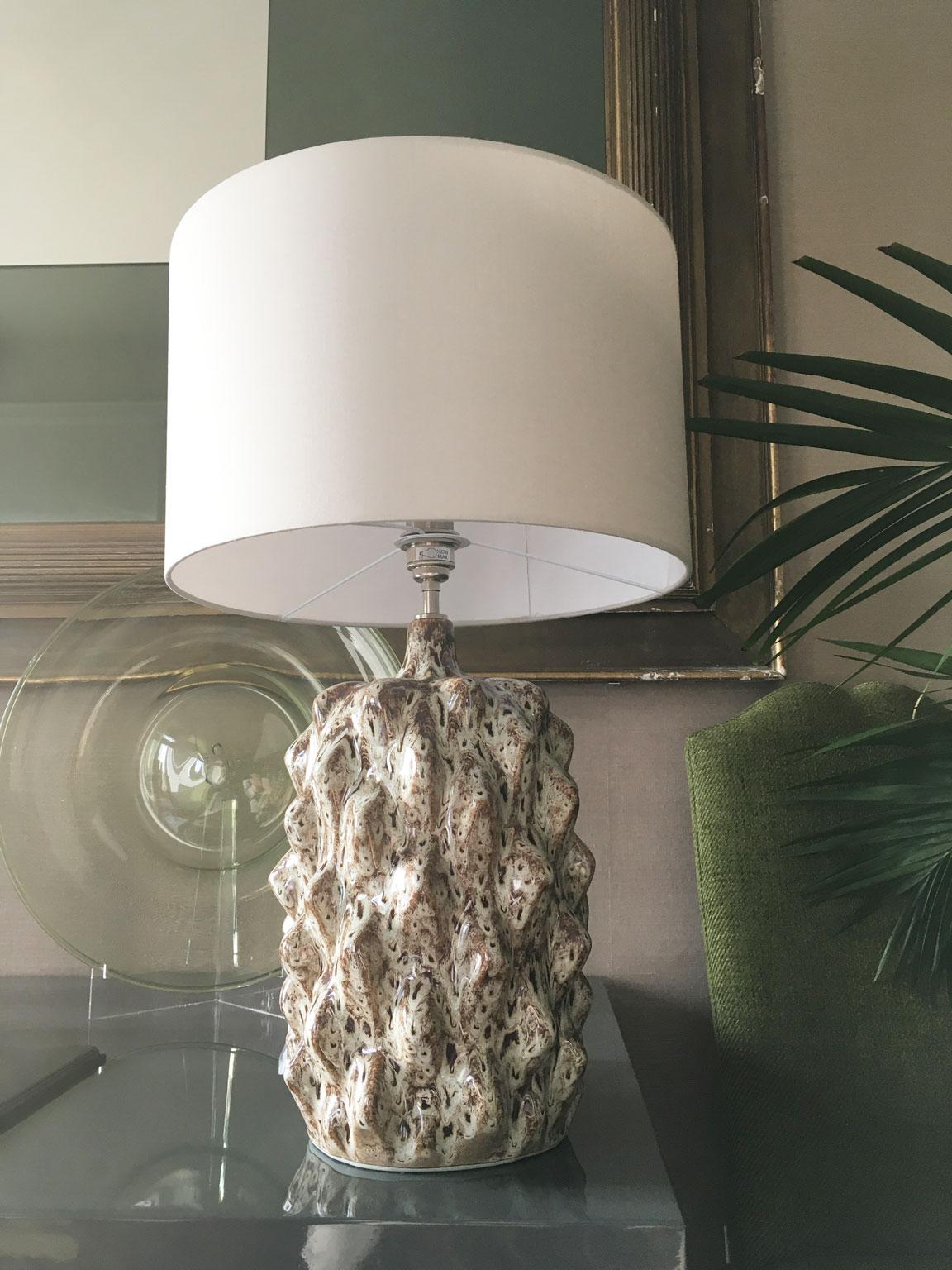 Inglese Coppia di lampade da tavolo in ceramica smaltata verde in stile metà secolo in vendita