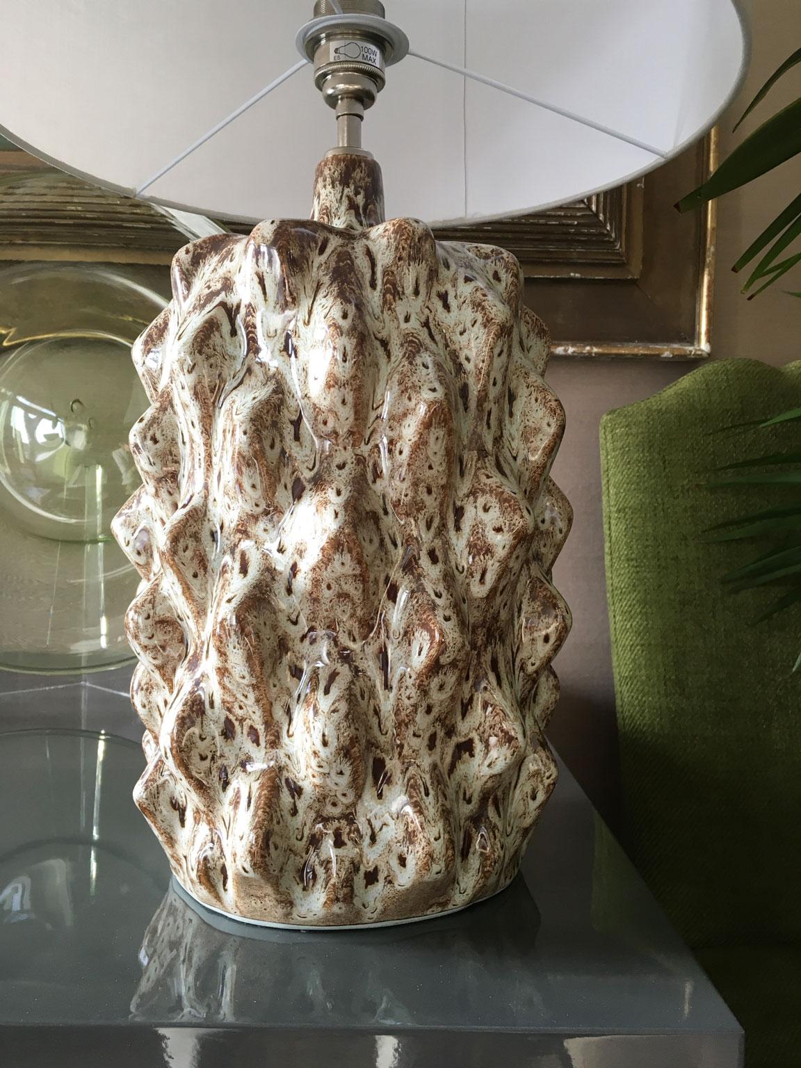 Fatto a mano Coppia di lampade da tavolo in ceramica smaltata verde in stile metà secolo in vendita
