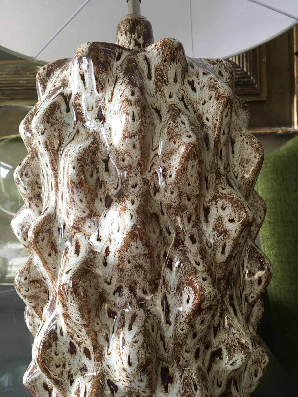 XXI secolo e contemporaneo Coppia di lampade da tavolo in ceramica smaltata verde in stile metà secolo in vendita