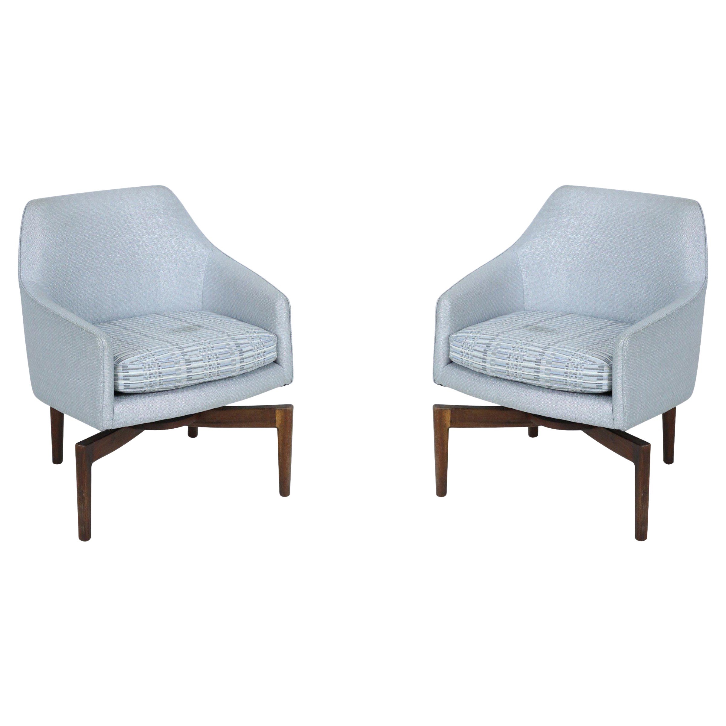 Paar silber-metallic-gepolsterte drehbare Sessel im Mid-Century-Stil