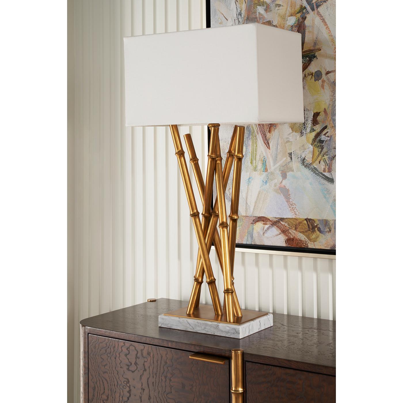 Cet ensemble de deux lampes allie charme vintage et design moderne, parfait pour tout type de décor.

La base en laiton satiné inspirée du bambou reflète l'esthétique classique du milieu du siècle, ajoutant de la sophistication à votre pièce. Il