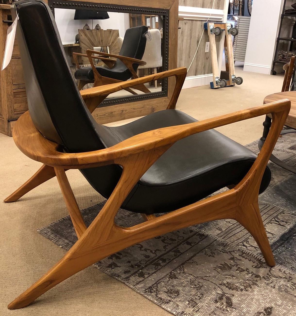 Mid-Century moderno Coppia di poltrone club in teak e pelle in stile Midcentury, grande scala di comfort in vendita