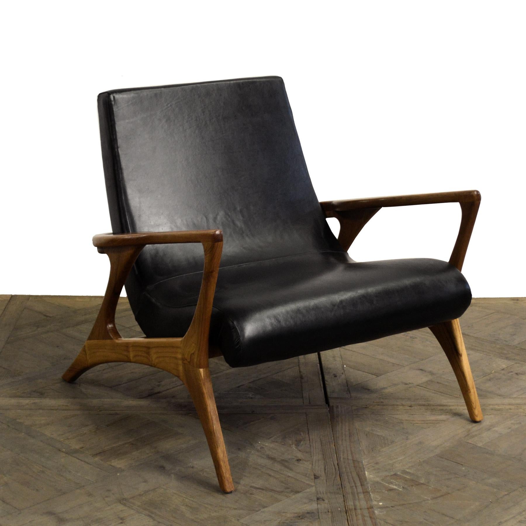 XXIe siècle et contemporain Paire de fauteuils club en teck et cuir de style Midcentury:: grande échelle pour le confort en vente