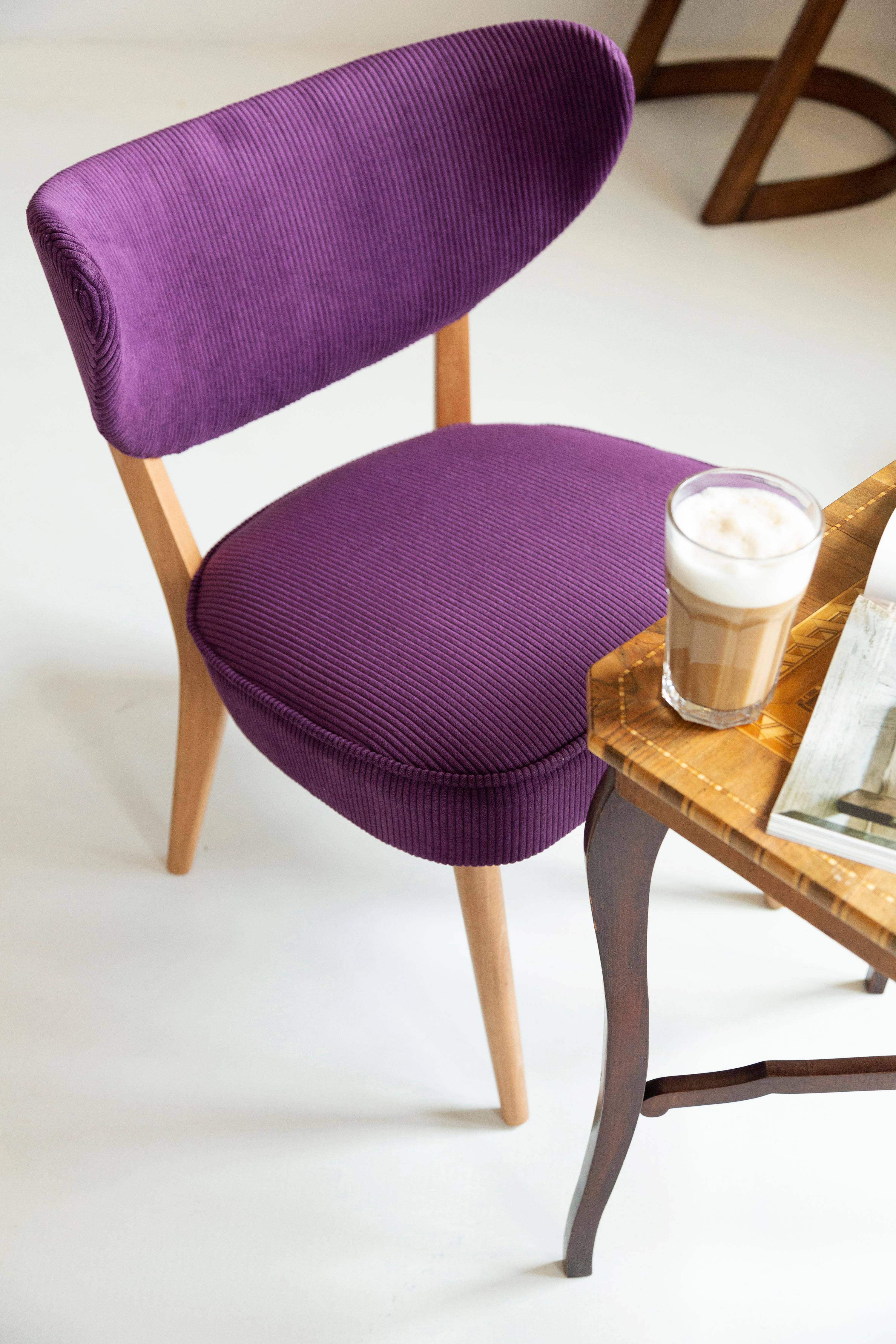 Mid-Century Modern Paire de fauteuils club en velours violet de style mi-siècle, par Vintola Studio, Europe en vente