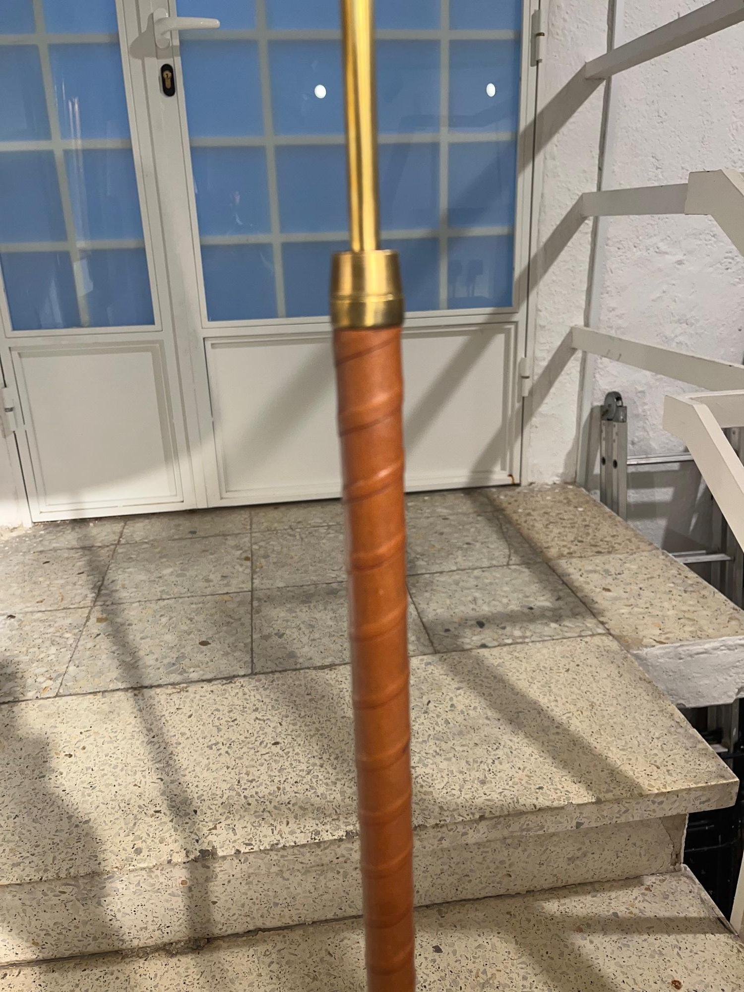 Pair of Mid-Century Sweden Brass and Leather Floor Lamps by Einar Bäckström. In Good Condition For Sale In Madrid, ES