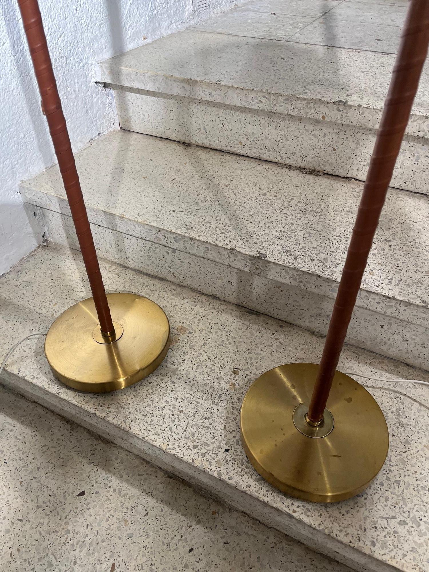 Metal Pair of Mid-Century Sweden Brass and Leather Floor Lamps by Einar Bäckström. For Sale