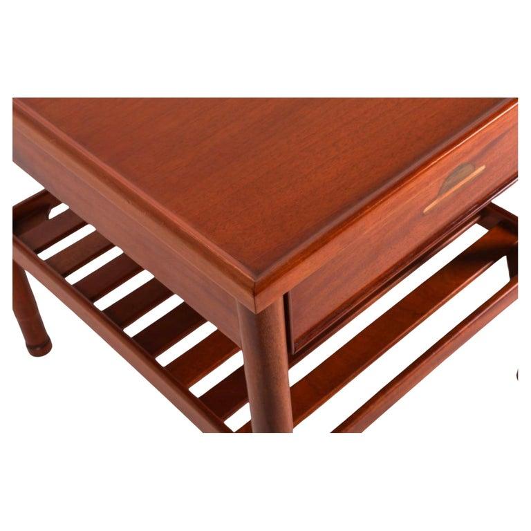 Suédois Paire de tables de nuit modernes suédoises du milieu du siècle, tiroir simple, étagère inférieure à lamelles en vente