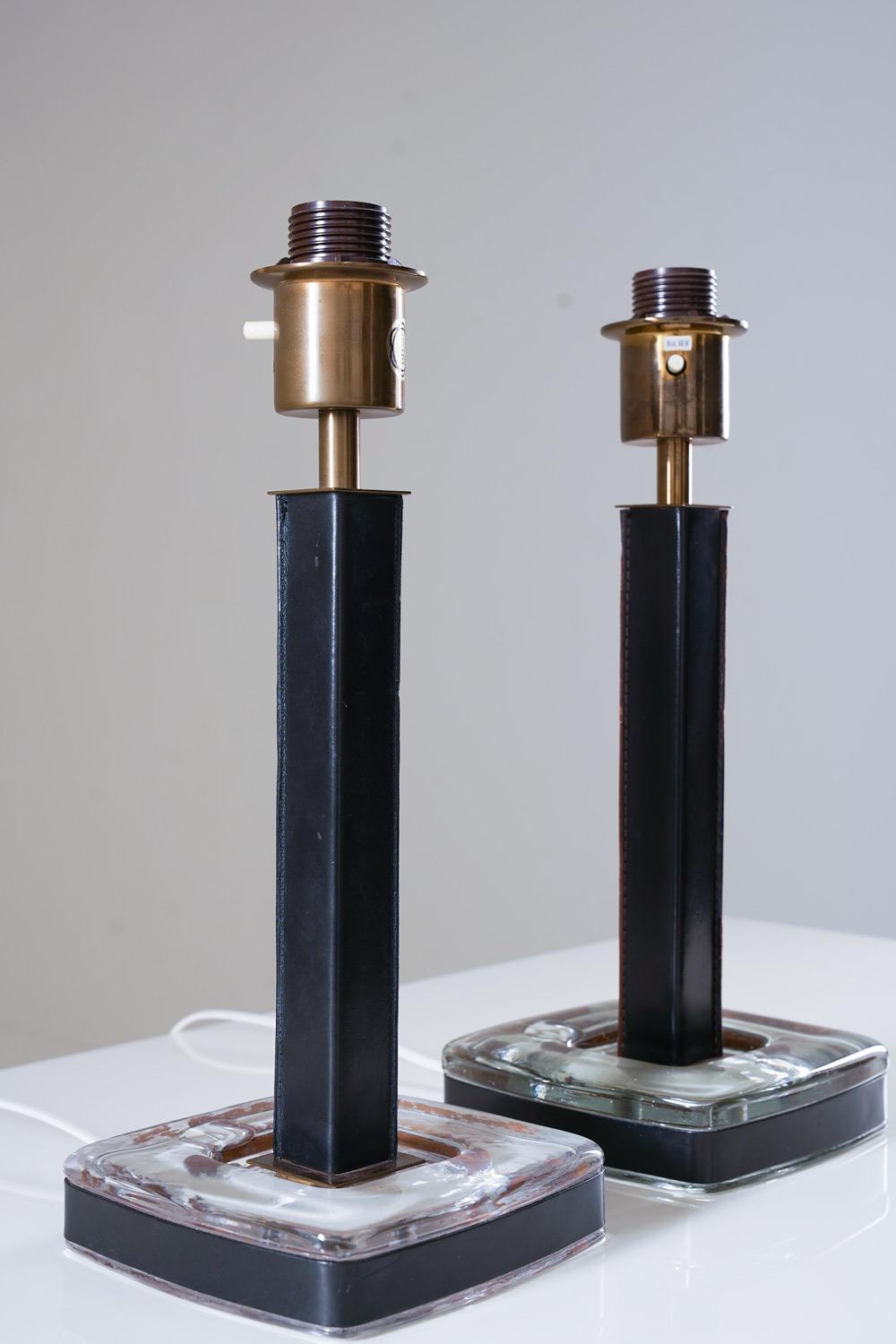 Scandinave moderne Paire de lampes de bureau suédoises du milieu du siècle dernier en verre et cuir en vente