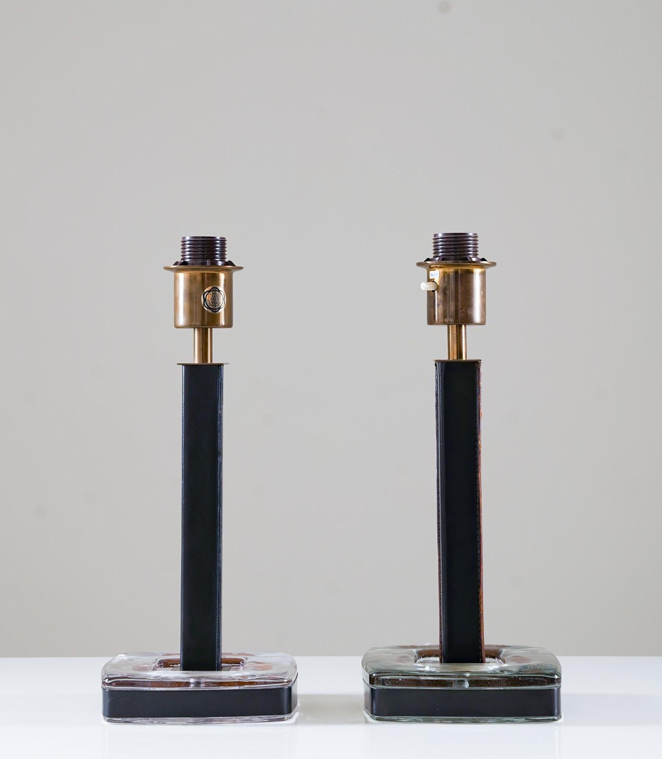 Suédois Paire de lampes de bureau suédoises du milieu du siècle dernier en verre et cuir en vente