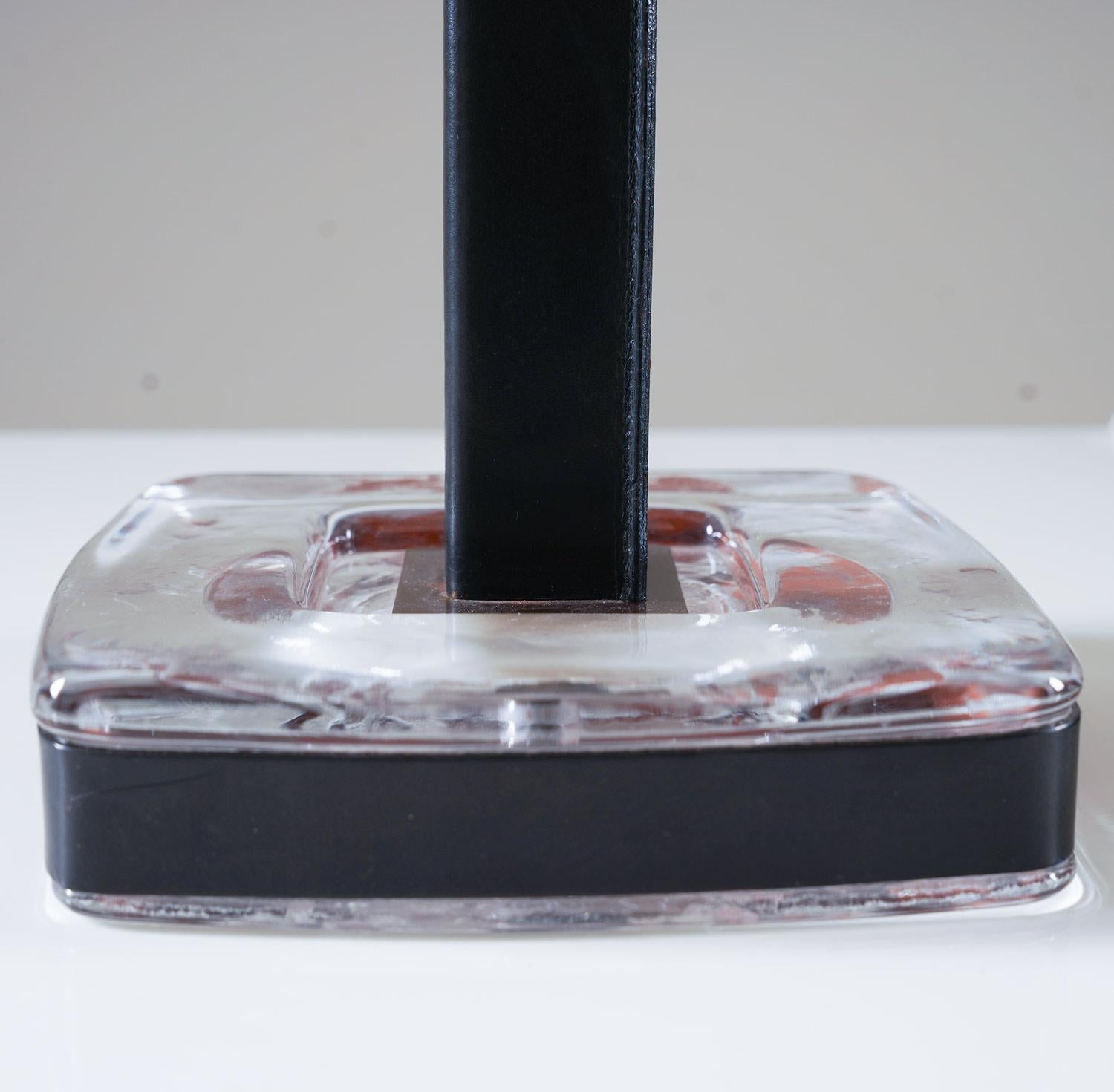 Pareja de lámparas de mesa suecas de mediados de siglo en cristal y cuero siglo XX en venta