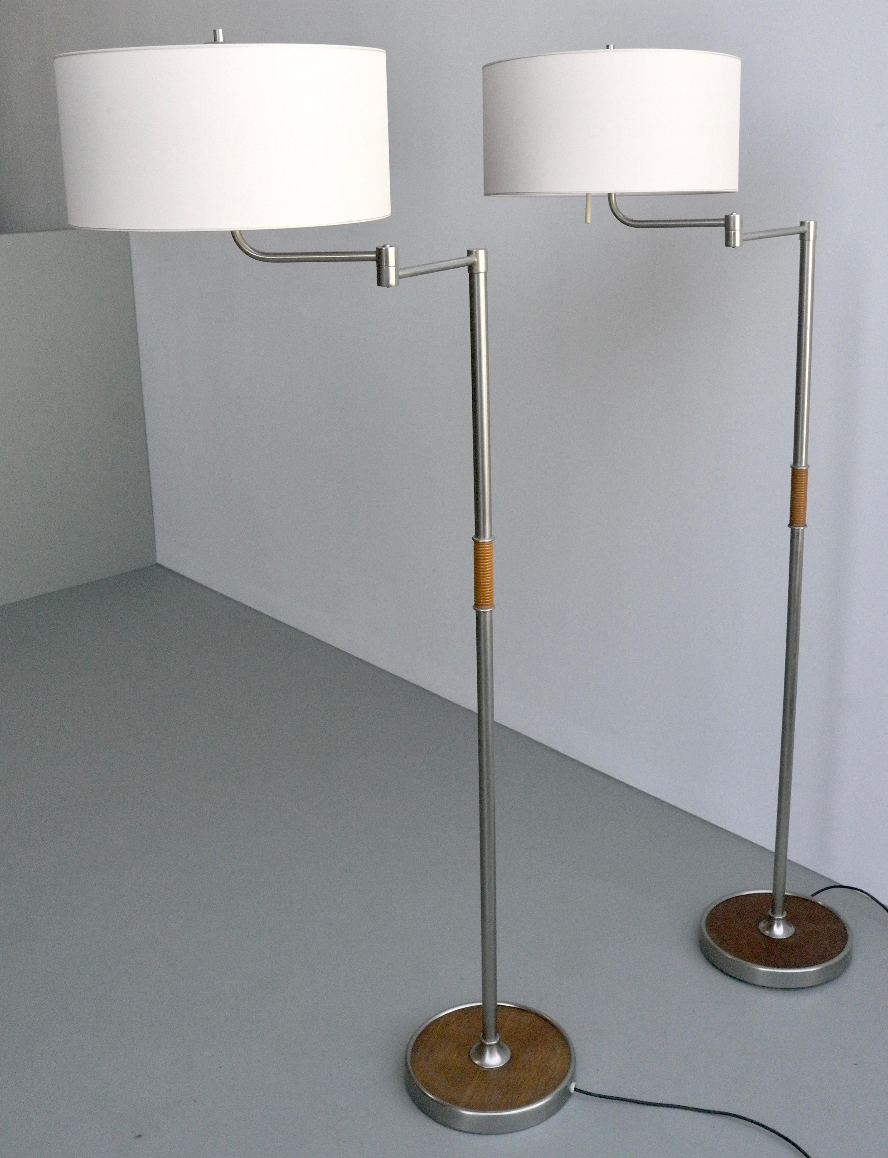 Pair of midcentury swing-arm floor lamps in metal with faux bamboo wood details.

Adjustable in many positions. Height 162cm, diameter base 30cm.