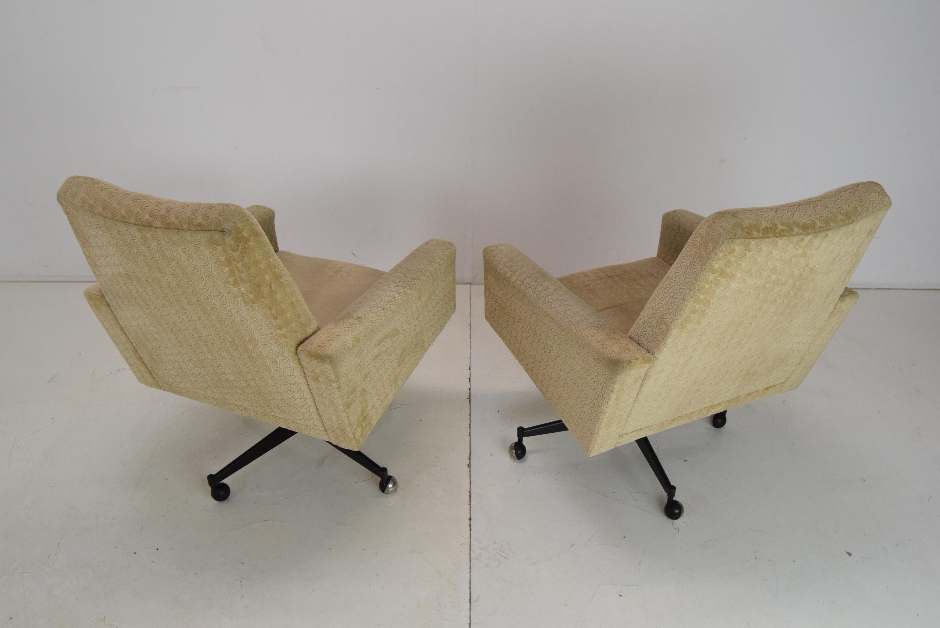 Pair of Midcentury Swivel Armchairs with Wheels, 1970s.  For Sale 3