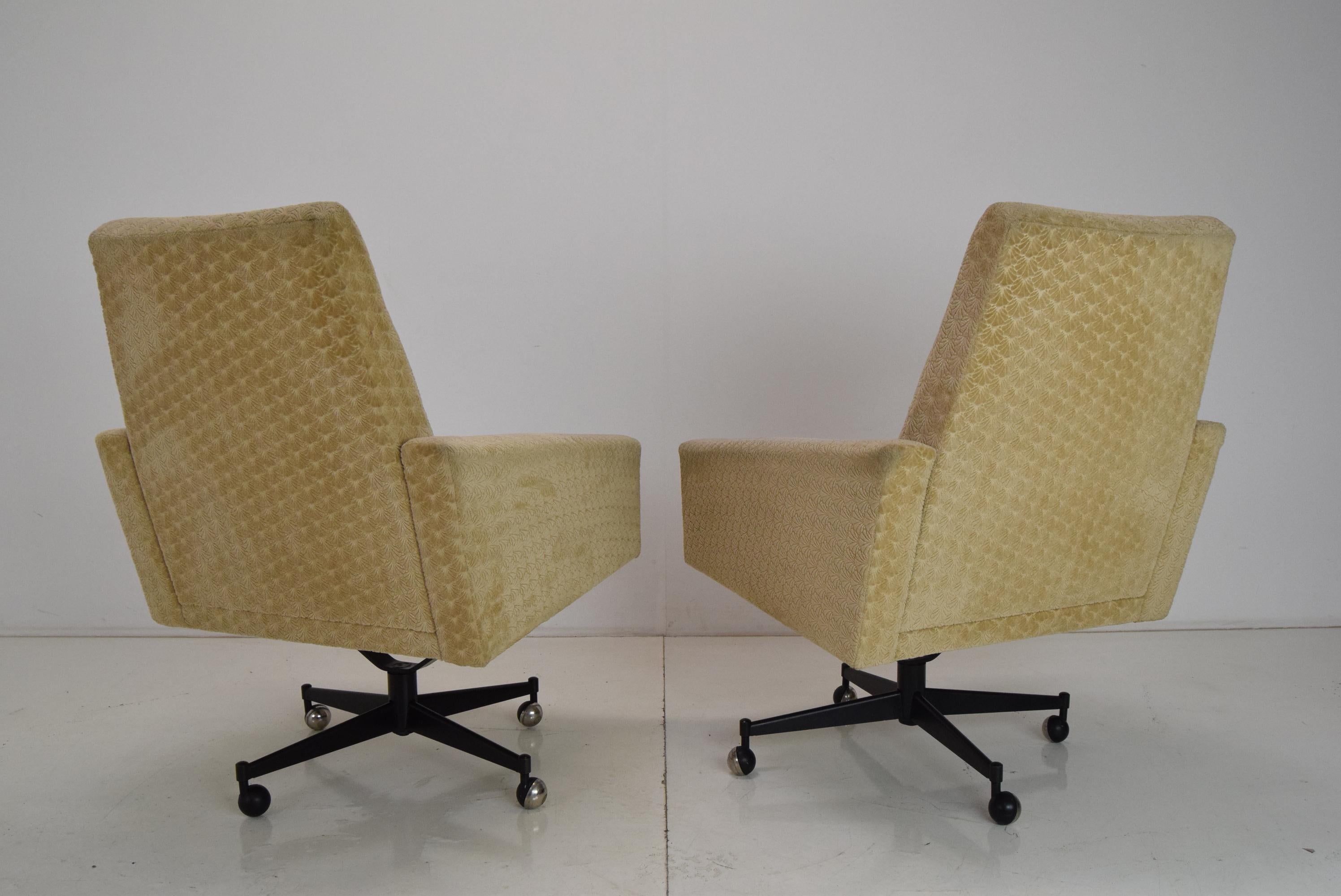 Pair of Midcentury Swivel Armchairs with Wheels, 1970s.  For Sale 4