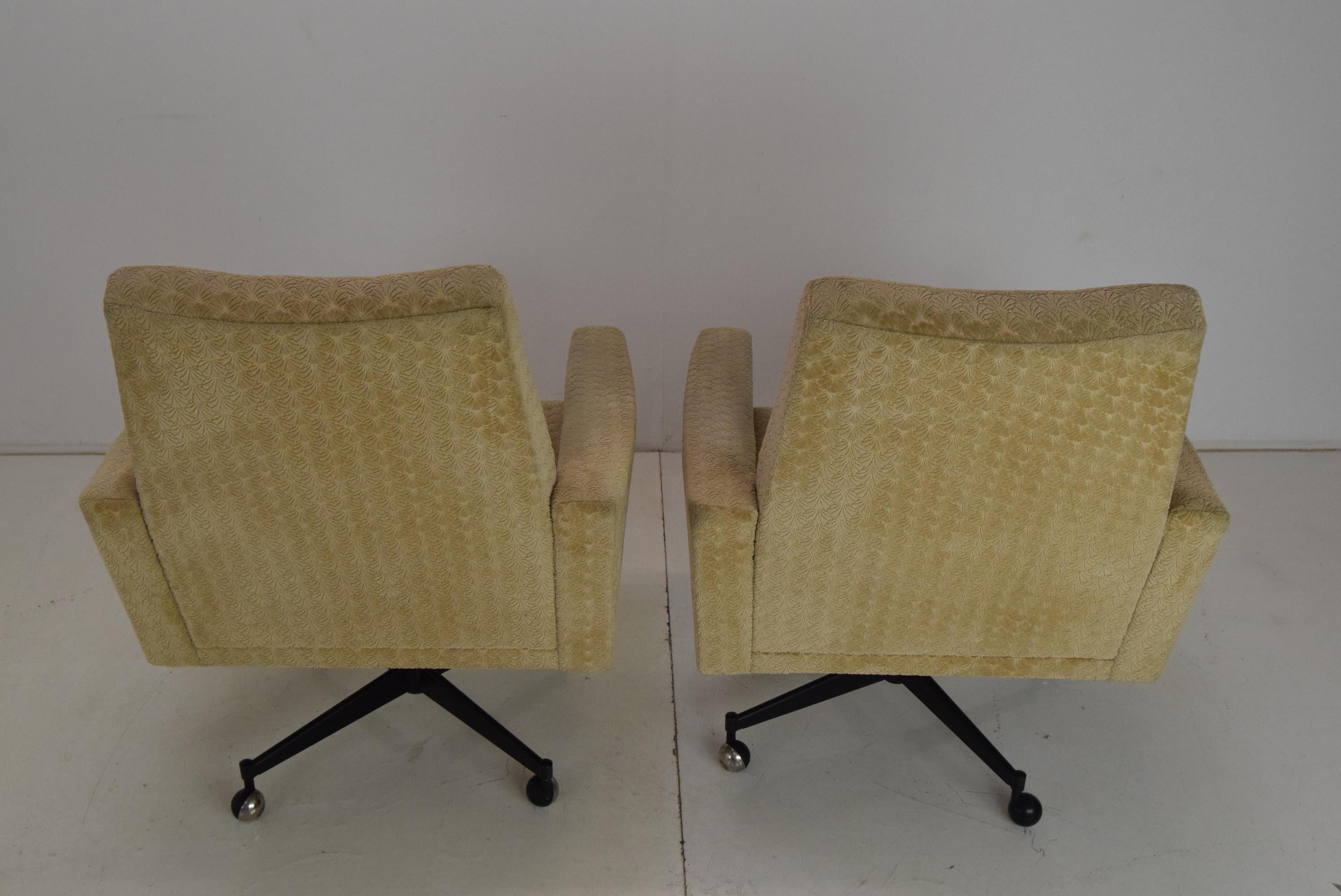 Pair of Midcentury Swivel Armchairs with Wheels, 1970s.  For Sale 5