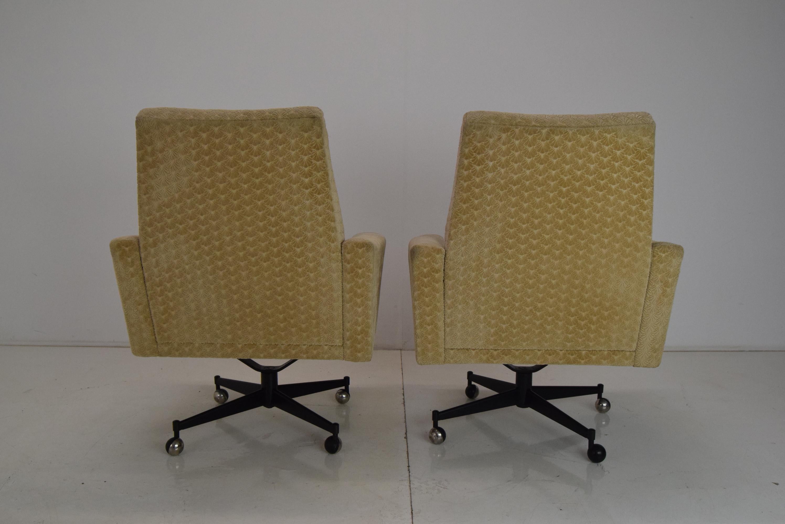Pair of Midcentury Swivel Armchairs with Wheels, 1970s.  For Sale 6
