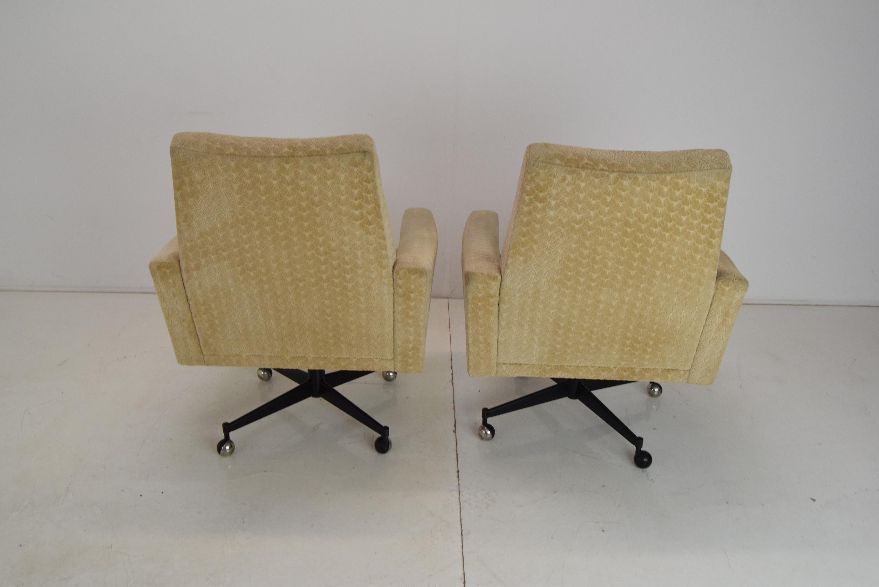 Pair of Midcentury Swivel Armchairs with Wheels, 1970s.  For Sale 7