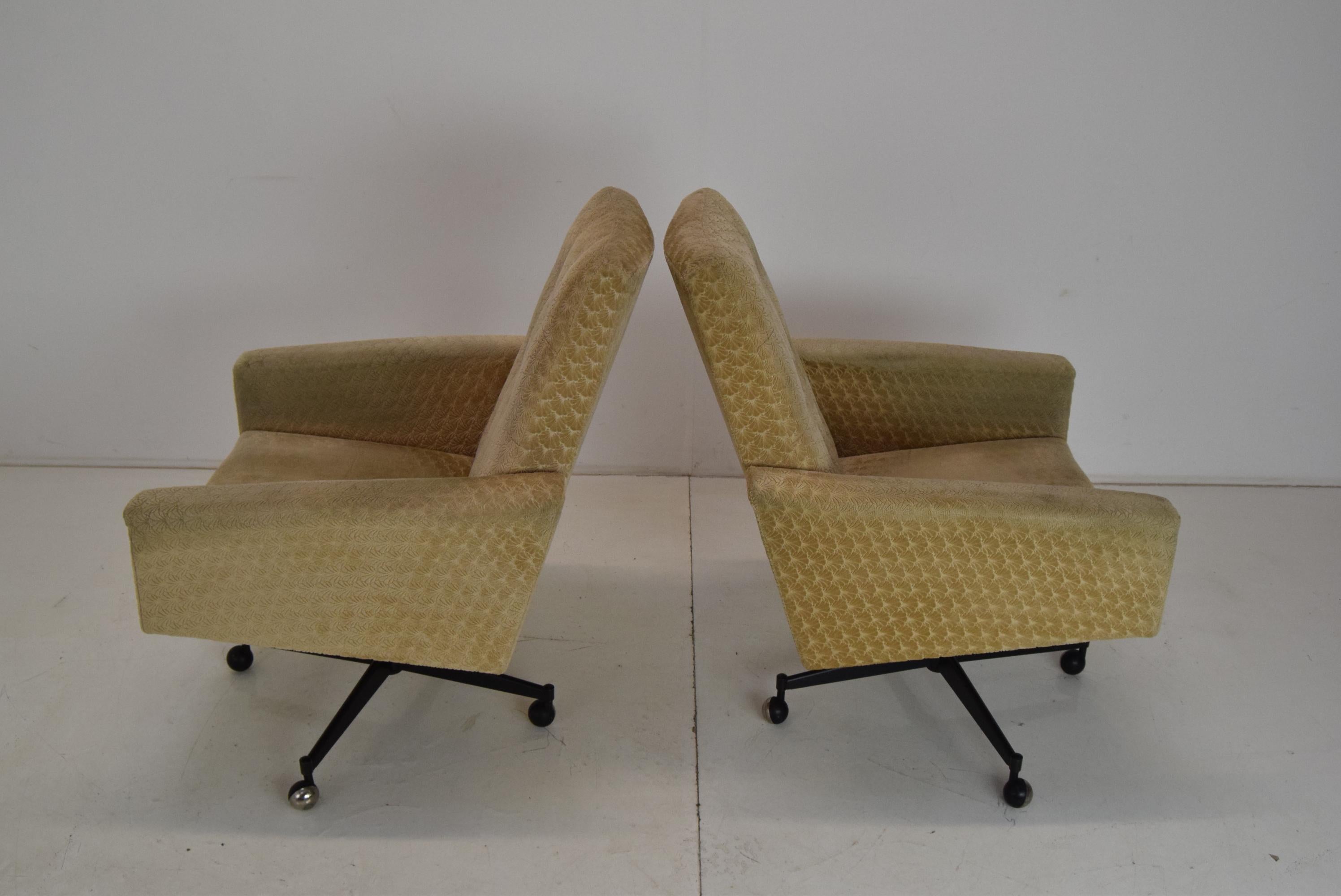 Pair of Midcentury Swivel Armchairs with Wheels, 1970s.  For Sale 8