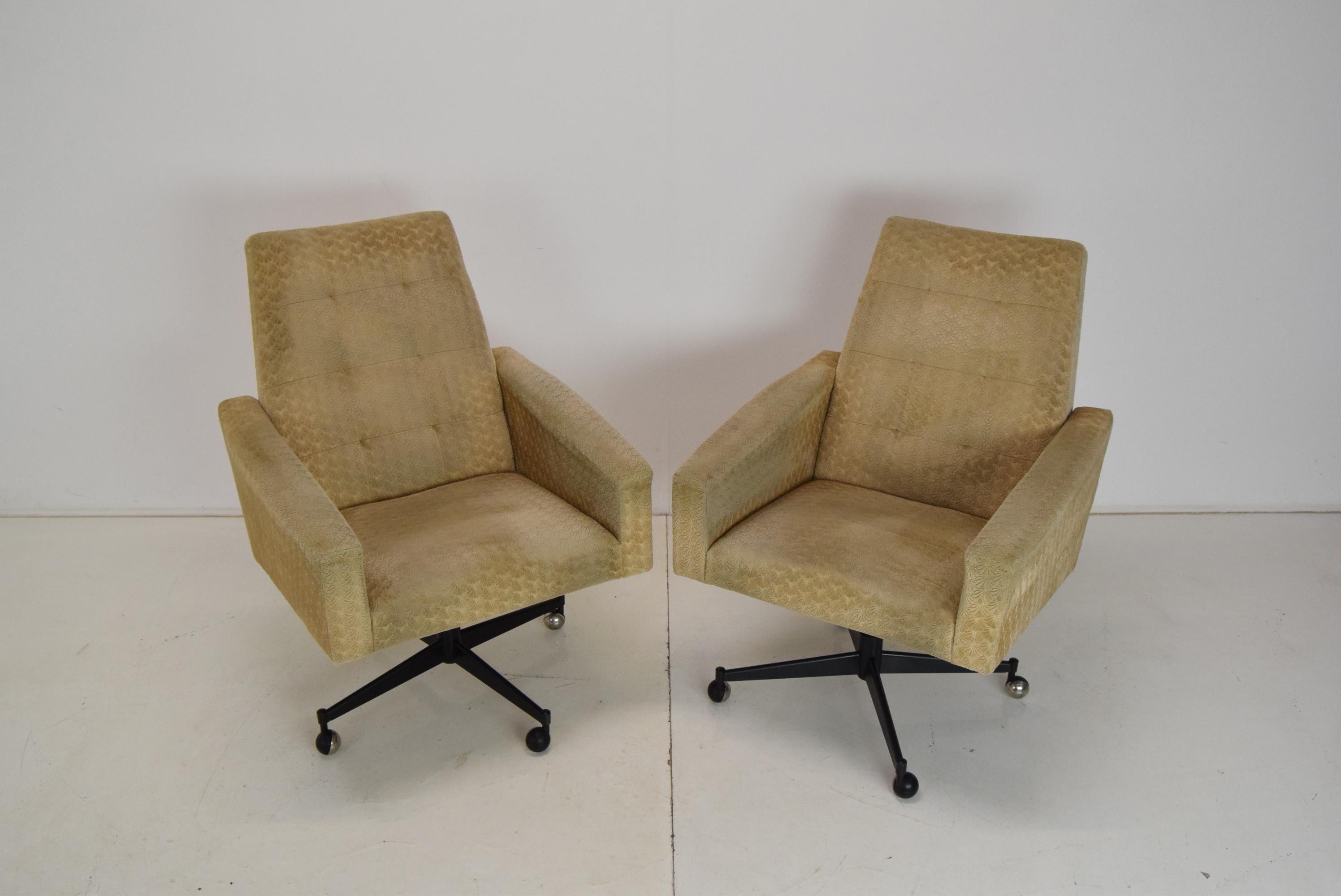 Mid-Century Modern Pair of Midcentury Swivel Armchairs with Wheels, 1970s.  For Sale