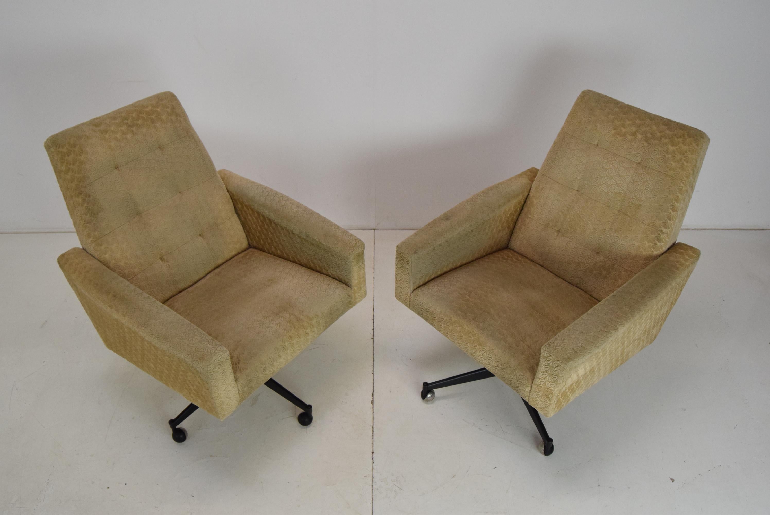 Pair of Midcentury Swivel Armchairs with Wheels, 1970s.  In Good Condition For Sale In Praha, CZ