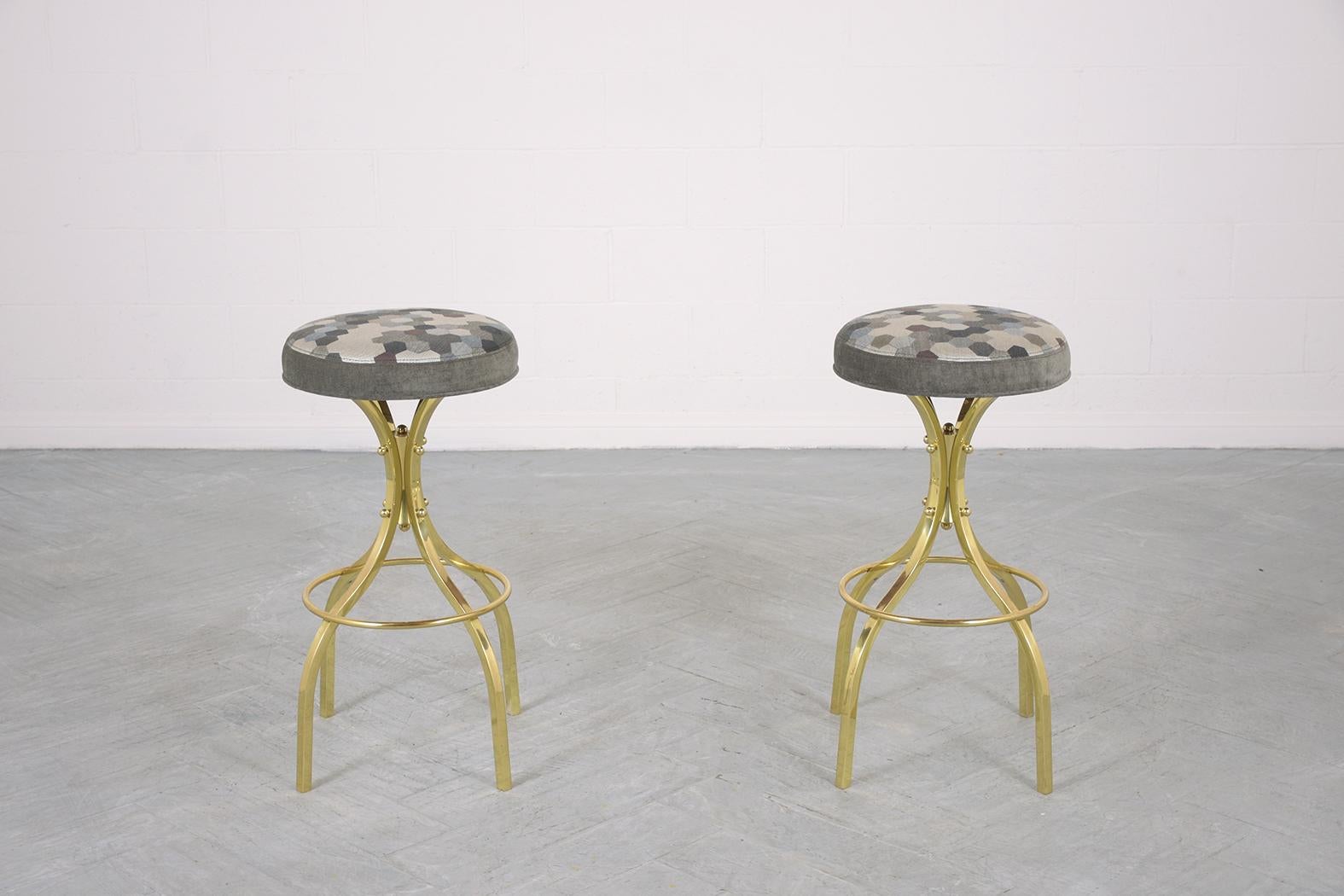 Experience the blend of modern design and comfort with our pair of Mid-Century Modern Swivel Bar Stools. In good condition and expertly hand-crafted from metal, each stool is finished in an elegant brass tone, adding a touch of luxury to your space.
