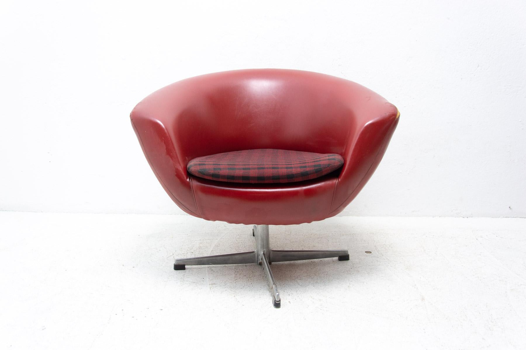 Pair of Mid-Century Swivel Chairs by Up Zavody, 1970's For Sale 2