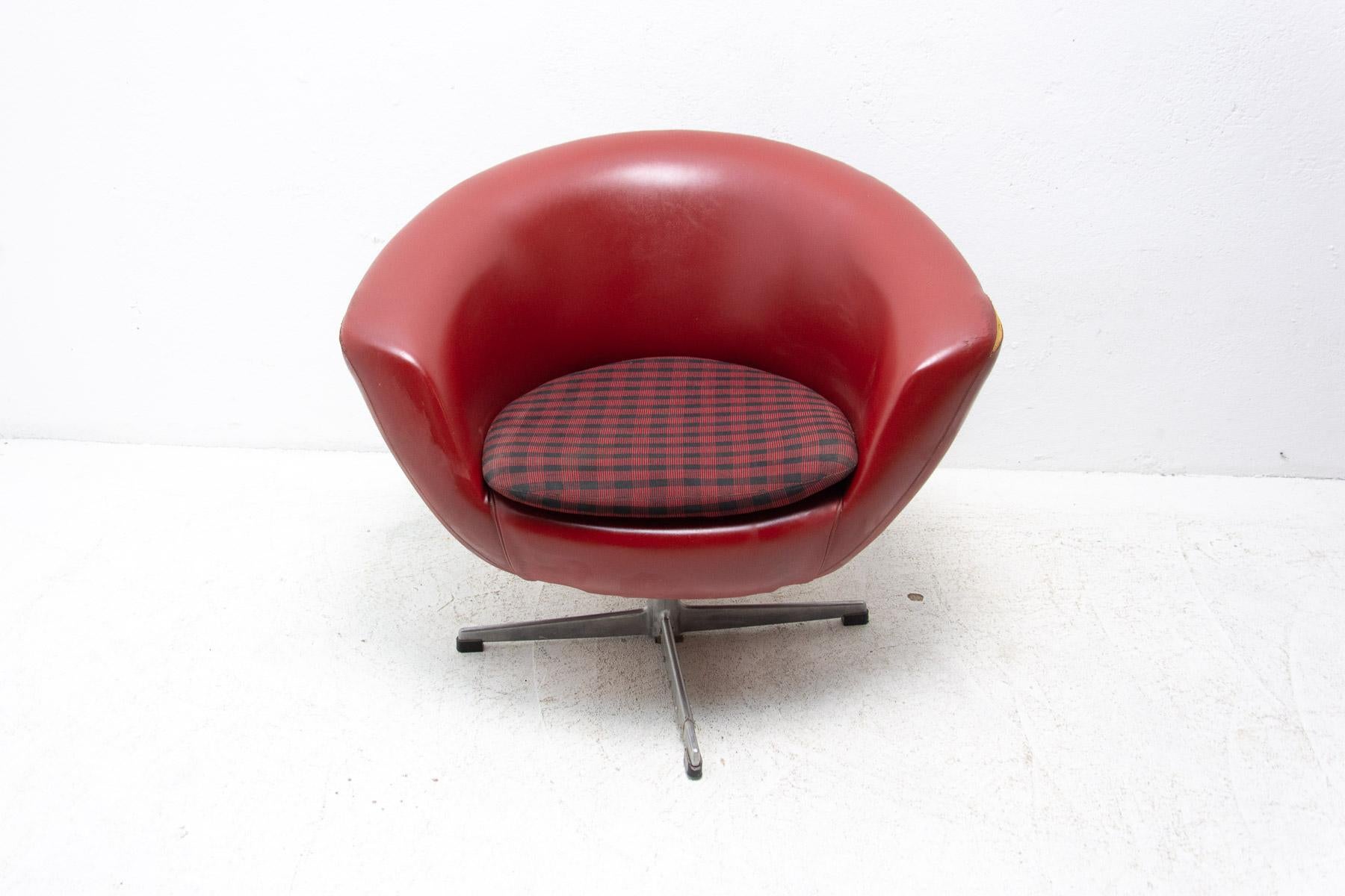 Pair of Mid-Century Swivel Chairs by Up Zavody, 1970's For Sale 3