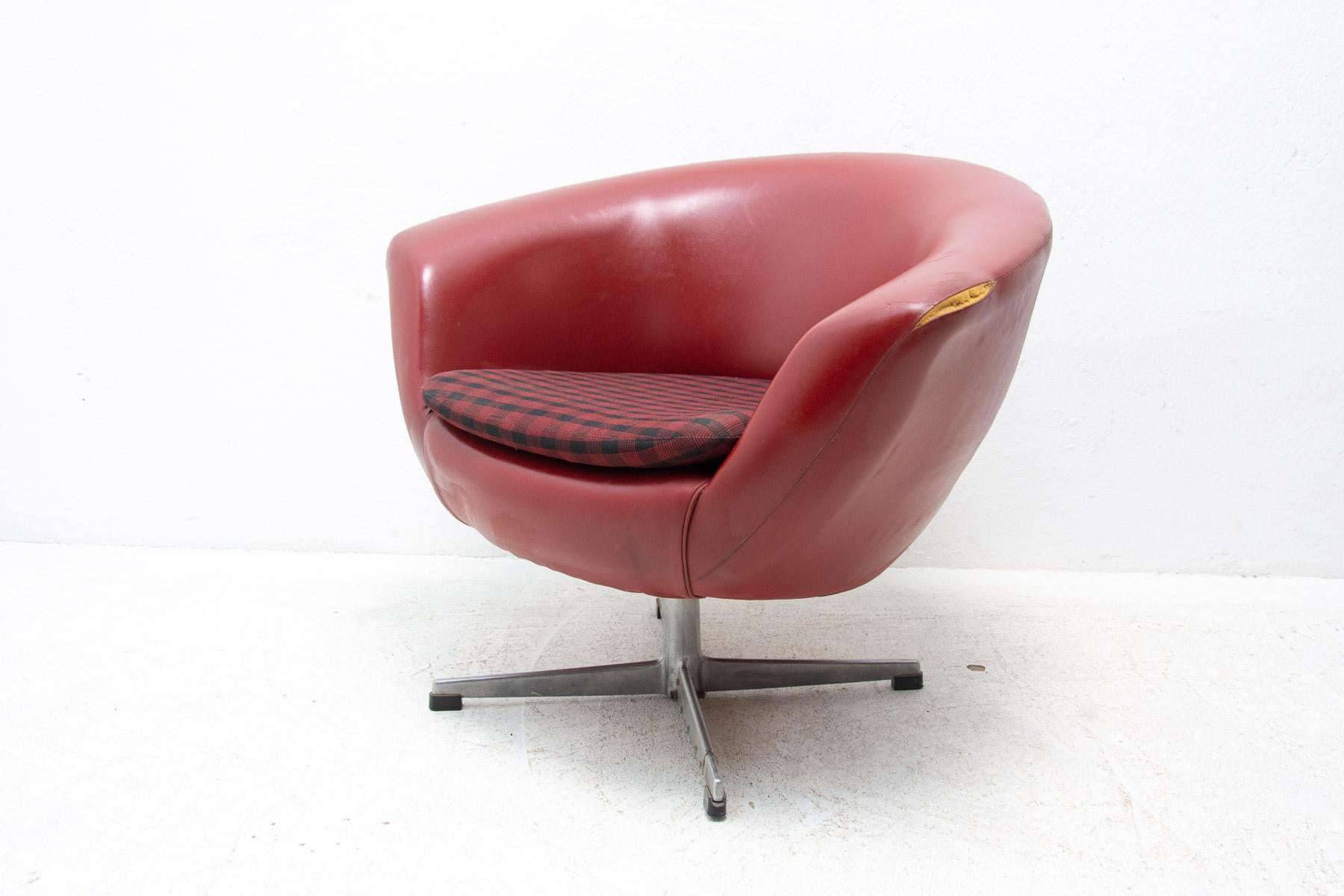 Pair of Mid-Century Swivel Chairs by Up Zavody, 1970's For Sale 5