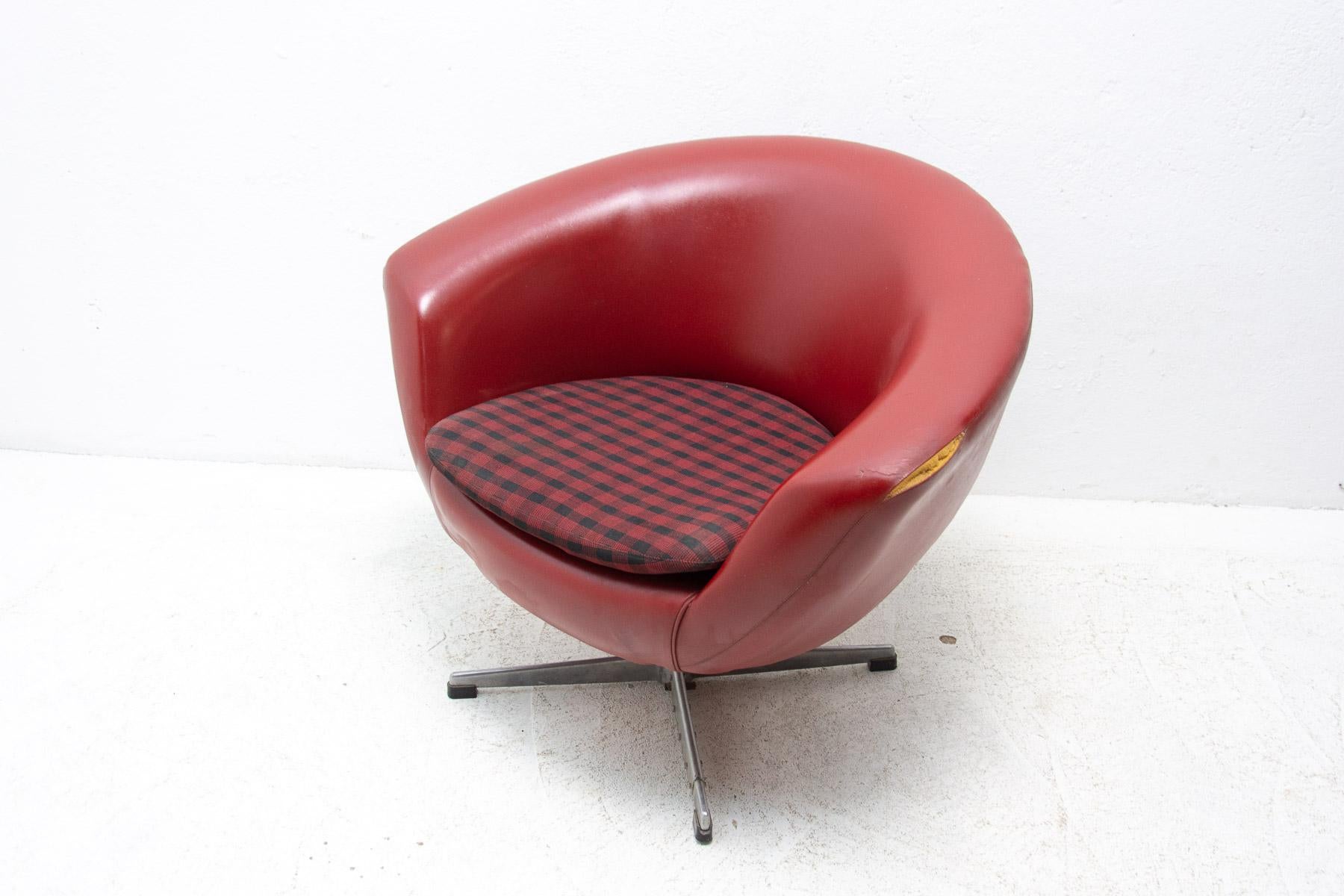Pair of Mid-Century Swivel Chairs by Up Zavody, 1970's For Sale 6