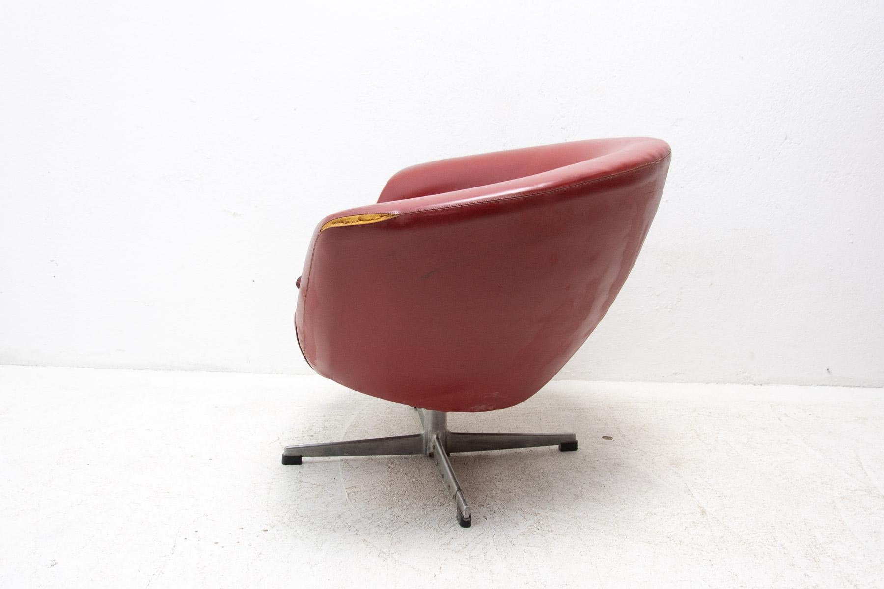 Pair of Mid-Century Swivel Chairs by Up Zavody, 1970's For Sale 8