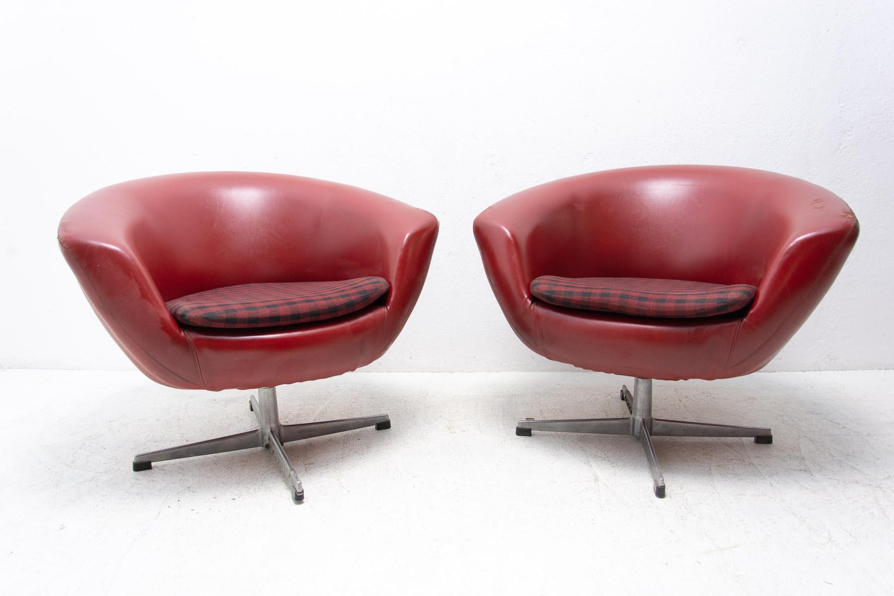 A pair of 1970’s swivel chairs manufactured by the famous UP Zavody company. This type of chairs is characterized by their innovative molded expanded construction which provide an extremely lightweight and durable design. The iconic chair features a